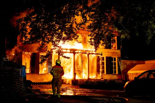 De brandweer laat het landhuis gecontroleerd uitbranden.