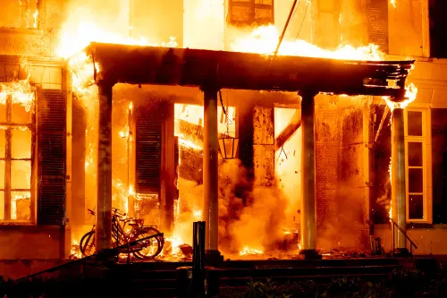 De vloeren van het landhuis storten in.