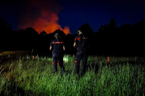 Een droneteam van de Brandweer houdt de omgeving van de brand scherp in de gaten (foto: Caroline van Leusden - EYE4images)