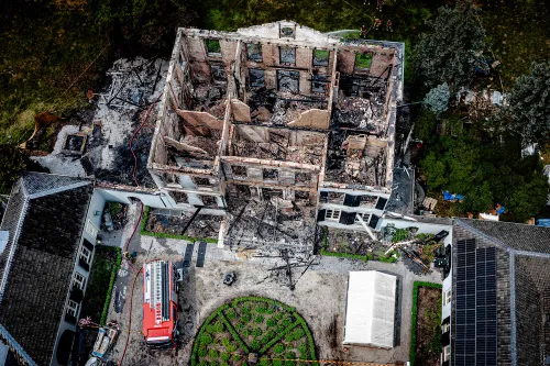 Van het gebouw staan alleen de muren nog overeind