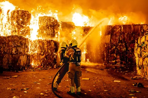 Papieren balen staan in brand
