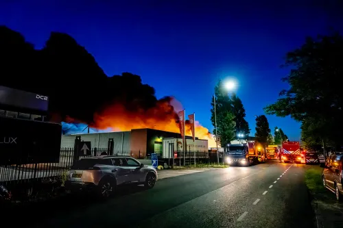 De rook trekt richting Made