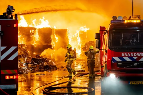 Papieren balen staan in brand