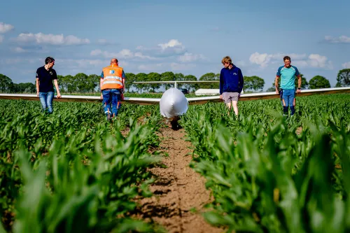 Ambulancebroeders helpen de piloot