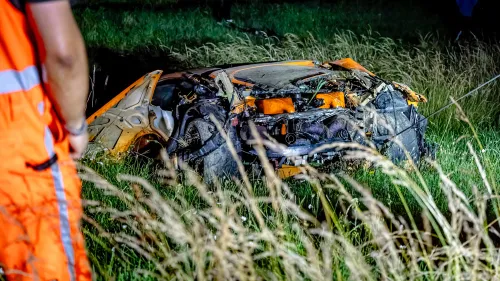 De Lamborghini wordt opgetakeld door de berger