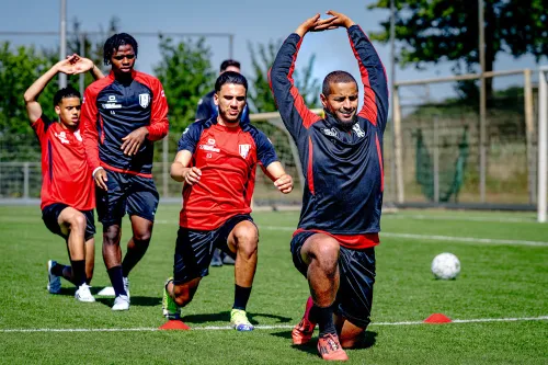 Mo Ihattaren aan het strekken