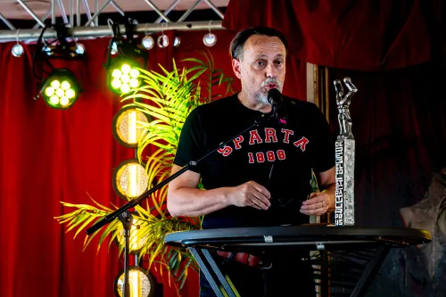 Hugo Borst met zijn Regilio LiteraTUUR prijs