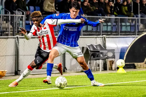 Een duel tussen (l-r) Jong PSV speler Lamine Souleymane Sidibe en FC Den Bosch speler Bohao Wang (Foto: Caroline van Leusden - EYE4images)