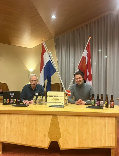 Christiaan de Lange en Jan Keuken in de Burense Raadzaal met de Burense Biermerken.