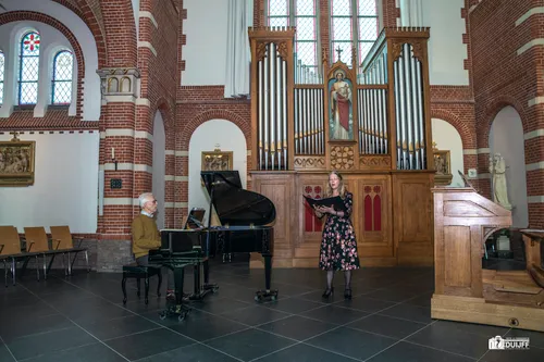 zangeres in kerk limmen