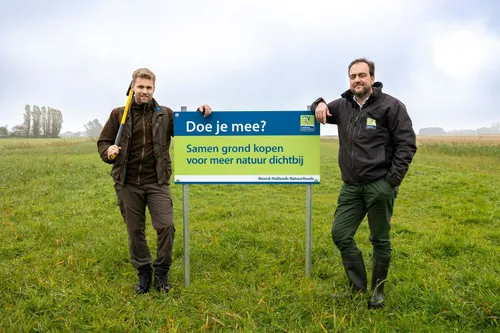 bord in Waterberging Draaiweid met Boswachter Erwin Schellinger en Directeur Bas Rüter van Landschap Noord-Holland – Yorinde Diepstraten