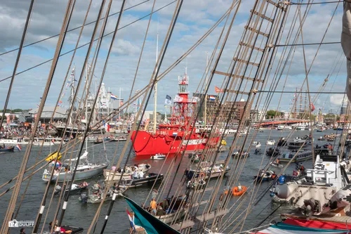 ART in touw Red ship