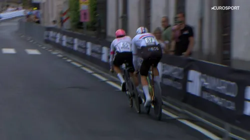 Joshua Tarling se libró de un accidente en la contrarreloj por los pelos.