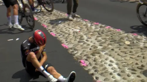 Julian Alaphilippe se cayó en el inicio de la etapa 15 del Tour de Francia 2025 y tuvo que recolocarse el hombro