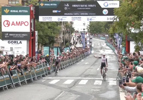 Igor Arrieta, ganando la Clásica de Ordizia 2025 justo por delante de Isaac del Toro