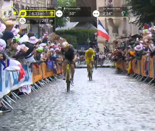 Wout van Aert, dejando a Tadej Pogacar en la subida final a Montmartre durante la 21ª y última etapa del Tour de Francia 2025