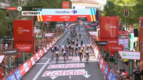 Victoria de Jasper Philipsen en la meta de Zaragoza en La Vuelta.&nbsp;