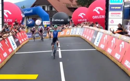 Paul Lapeira, celebrando su victoria en la 2ª etapa del Tour de Polonia 2025