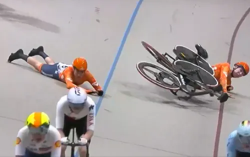 Lorena Wiebes y Lisa van Belle en el suelo tras su incidente en el Mundial