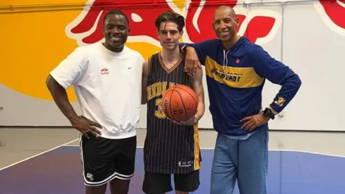 Wout van Aert junto a Lethal Shooter y Reggie Miller