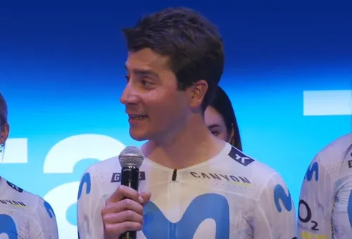 Cian Uijtdebroeks, hablando con el maillot de Movistar Team
