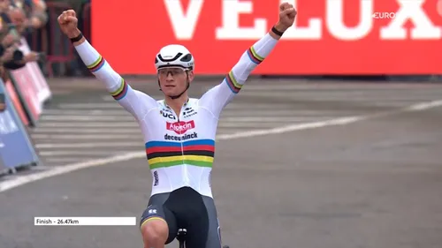 Mathieu van der Poel celebrando la Copa del Mundo de Amberes 2025