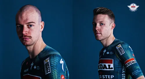 2 ciclistas de Soudal Quick-Step posan con sus nuevas equipaciones