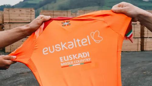 Os presentamos el maillot del Euskaltel Euskadi para 2026: naranja como siempre
