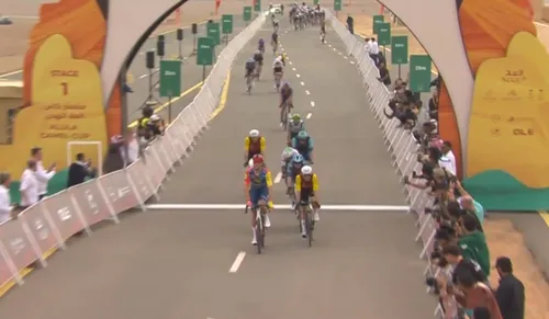 Jonathan Milan celebra la etapa 1 del AlUla Tour