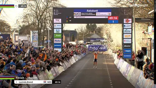 Lucinda Brand, celebrando su victoria en el Mundial de Ciclocross de Hulst