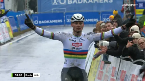 Mathieu van der Poel, celebrando su victoria en el GP Sven Nys Baal 2026