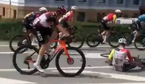 Simone Pettili se cae en la Vuelta a España 2025 por la irrupción de manifestantes anti-Israel