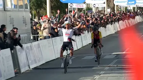 Antonio Morgado, celebrando su victoria por delante de Alex Aranburu