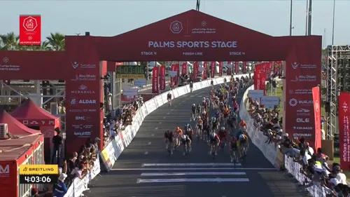 Jonathan Milan levanta los brazos tras ganar la etapa 4 del UAE Tour 2026
