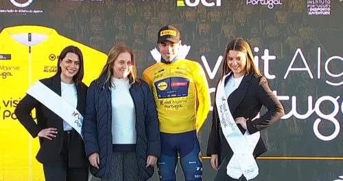 Juan Ayuso, celebrando con el maillot amarillo en la Volta ao Algarve.