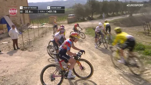 Caos en la Strade Bianche Donne 2026 por una moto,