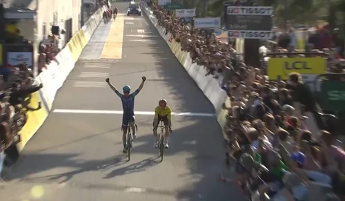 Lenny Martínez, derrotando a Jonas Vingegaard en la etapa 8 de la París-Niza 2026.