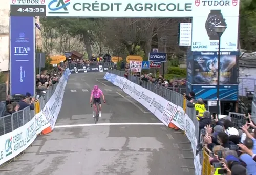 Michael Valgren, ganando la etapa 5 de la Tirreno Adriático 2026.