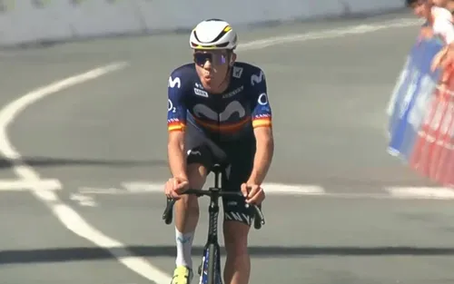 Iván Romeo celebra su victoria en O Gran Camiño con Movistar Team.