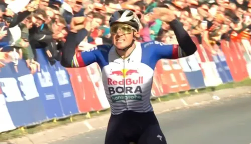 Remco Evenepoel celebra la Amstel Gold Race 2026.