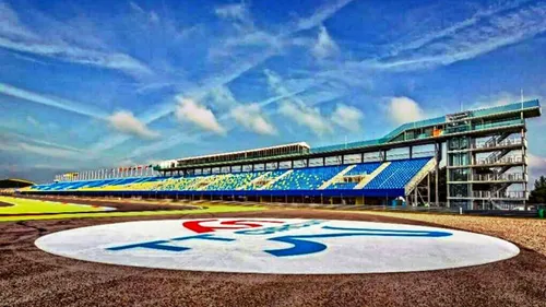 Leon Haslam nel box Puccetti Kawasaki durante i test di Portimao