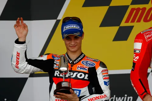 2006 pedrosa debuta en podio tras capirossi foto repsol mediano