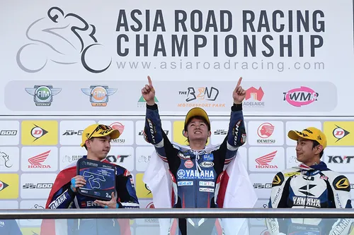 Fotogramma: Guido con il piccolo Loris