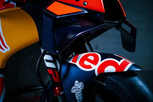 427104 red bull ktm rc16 details 1 2