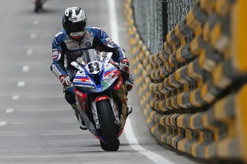 Katsuyuki Nakasuga con la R1 ufficiale di Yamaha Factory Racing Team