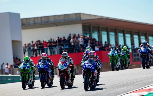 Nel corso dell'intervista Franco Morbidelli mostra con orgoglio la foto dell'impennata al termine del trionfale GP vissuto in Qatar