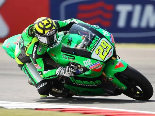 Le Mahindra MGP3O 2016 inseguono...