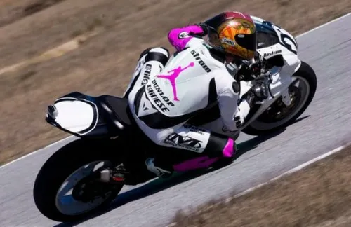 Valentino Rossi in azione nel corso della trionfale 8 ore di Suzuka 2001