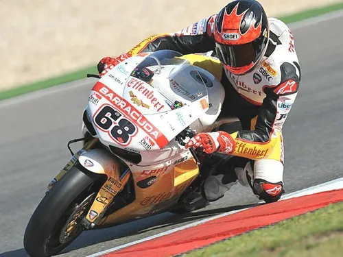 Shane Byrne festeggia la conquista della pole position di Gara 1 a Knockhill