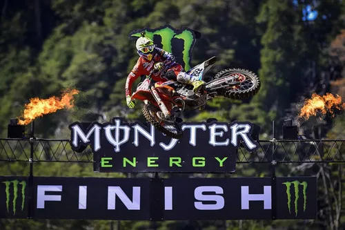 Antonio Cairoli in volo nel cielo svedese di Uddevalla